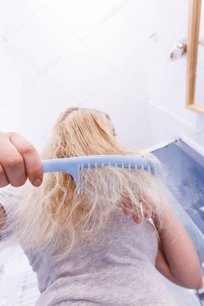 Можно ли расчесывать мокрые волосы после мытья девочке