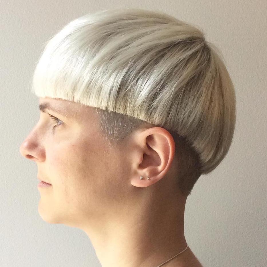 Стрижка под горшок. Bowl Cut стрижка. Bowl Cut стрижка женская. Прическа под горшок блондин. Блонд под горшок стрижка.