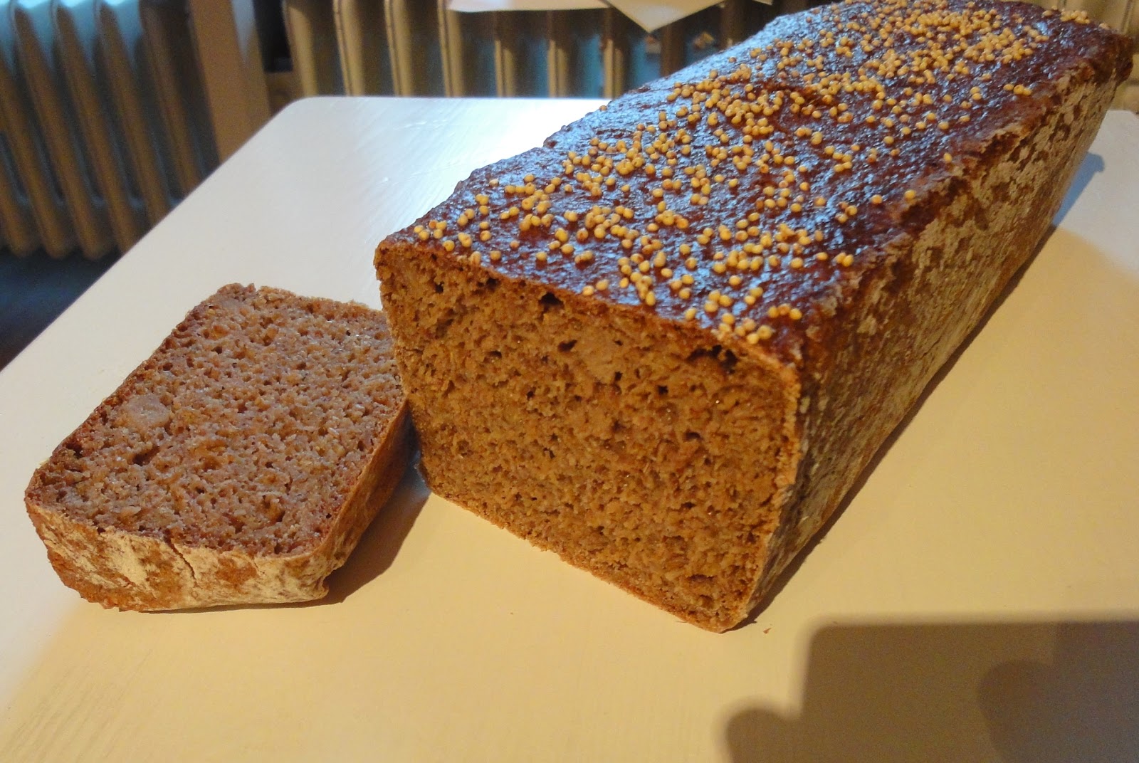 Черный хлеб. Маска из ржаного хлеба. Хлеб с волосами. Поделки из хлебного мякиша. Маска для волос из хлеба