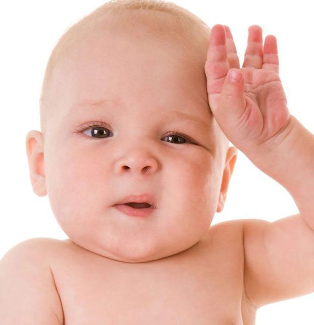 У новорожденных часто потеет именно голова