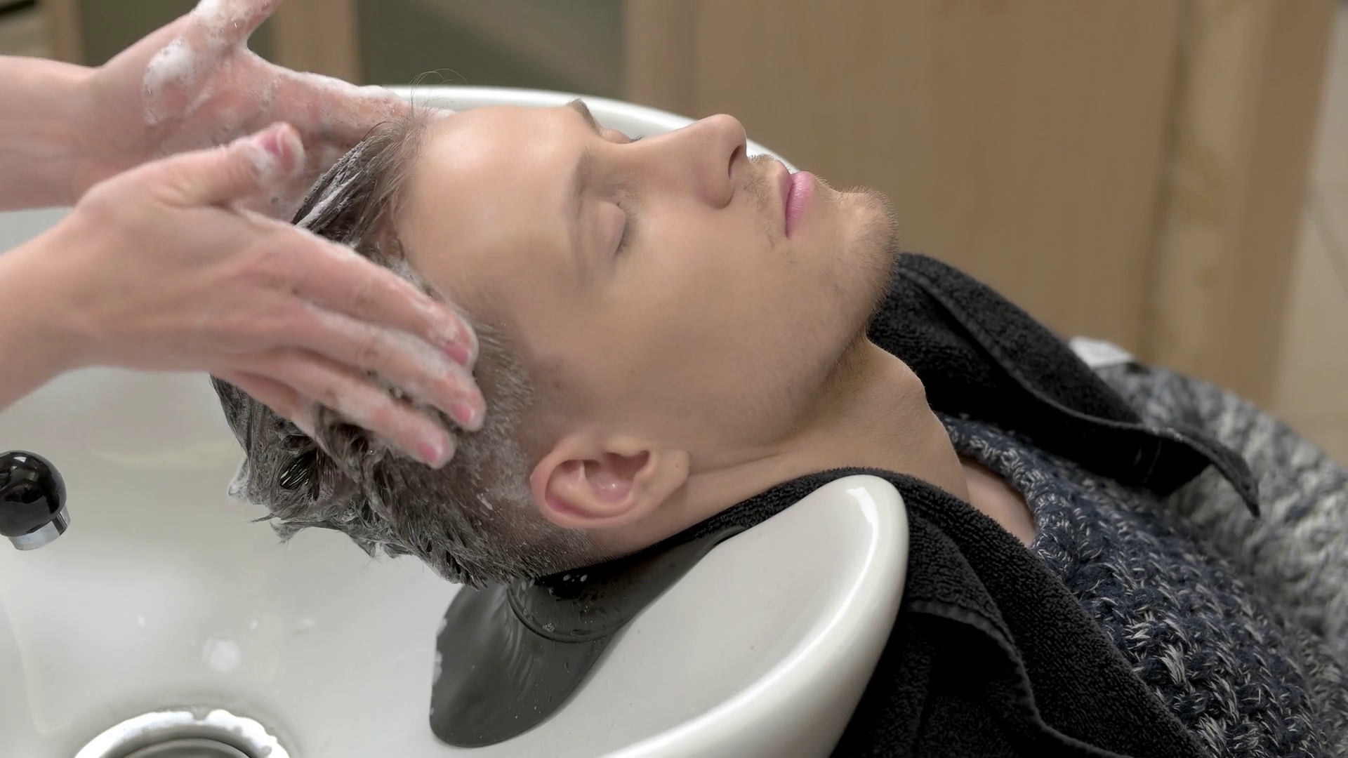Мужчина моет волосы. Мытье головы мужчине. Мытье головы мужчине в салоне. Мытье мужской головы в салоне. Мытье волос мужчина.
