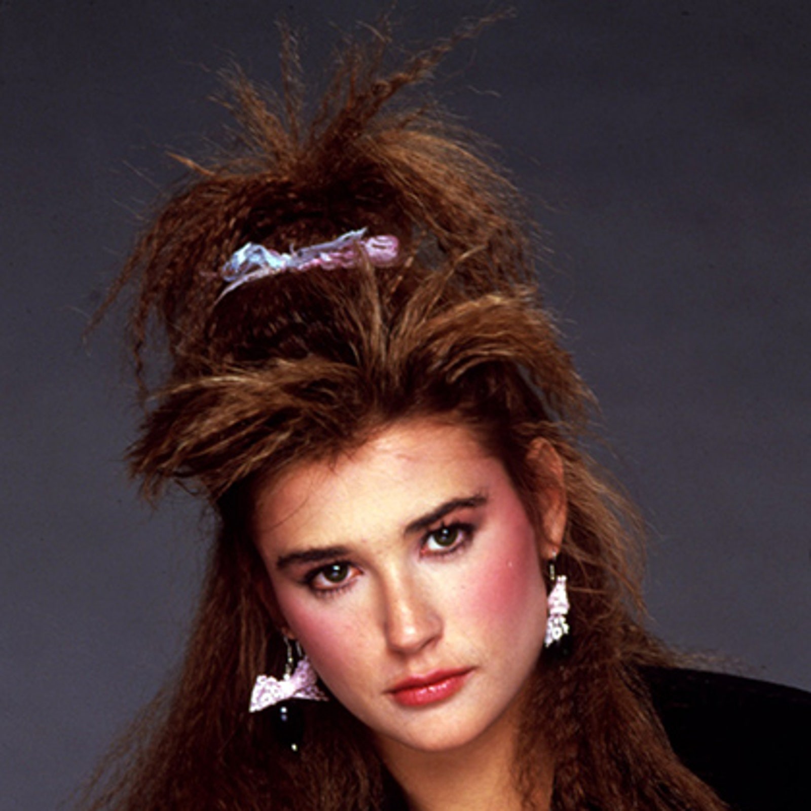 Прически 90х. Прически в стиле 80-х годов. Прически в стиле восьмидесятых. Стрижки в стиле 80-х. Причёски 80-90-х женские.