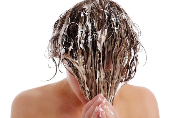 Почему волосы выпадают с луковицей и как это лечить? Советы трихологов