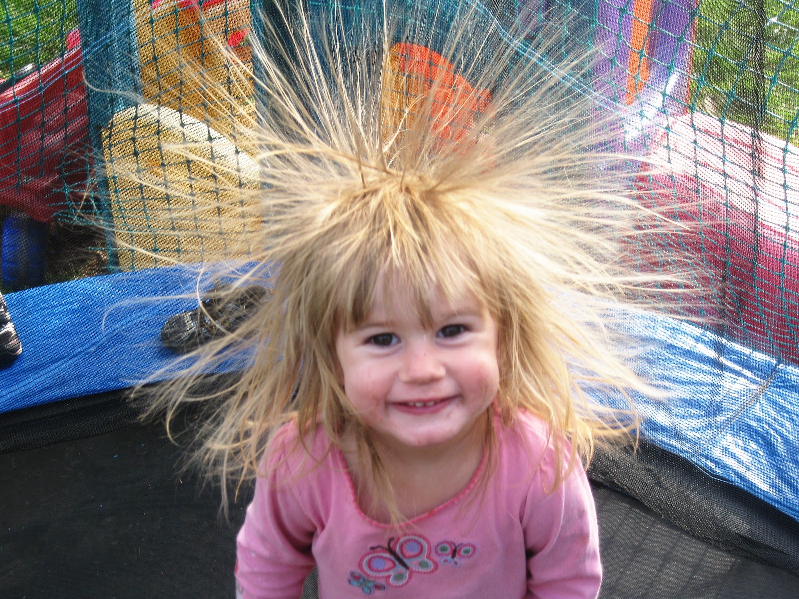 Статическое электричество я тебя знаю. Ребенок с наэлектризованными волосами. Девочка с наэлектризованными волосами. Волосы электризуются. Заэлектролизованные волосы.