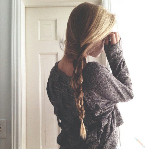 Фото девушки с русыми волосами селфи
