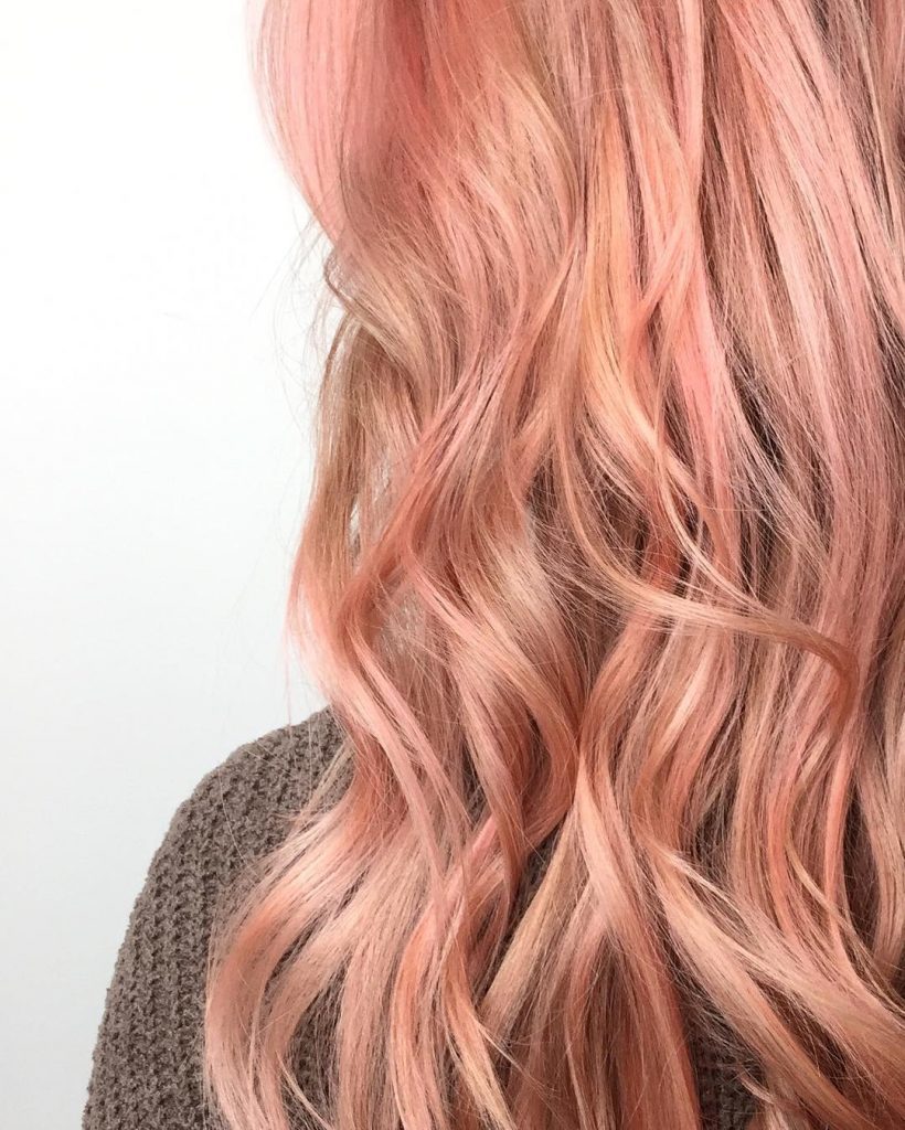 Розе блонд. Роуз Голд карамельно розовый. Роуз Голд цвет волос. Розовый блонд. Волосы с розовым отливом.