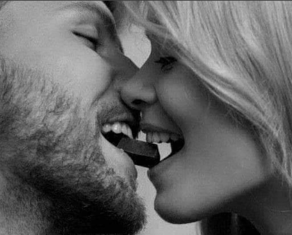 Он очень хочет ее съесть 35. Женщина облизывает. Девушка кусает. Поцелуй с языком блондинки. Женщина облизывает мужчину.