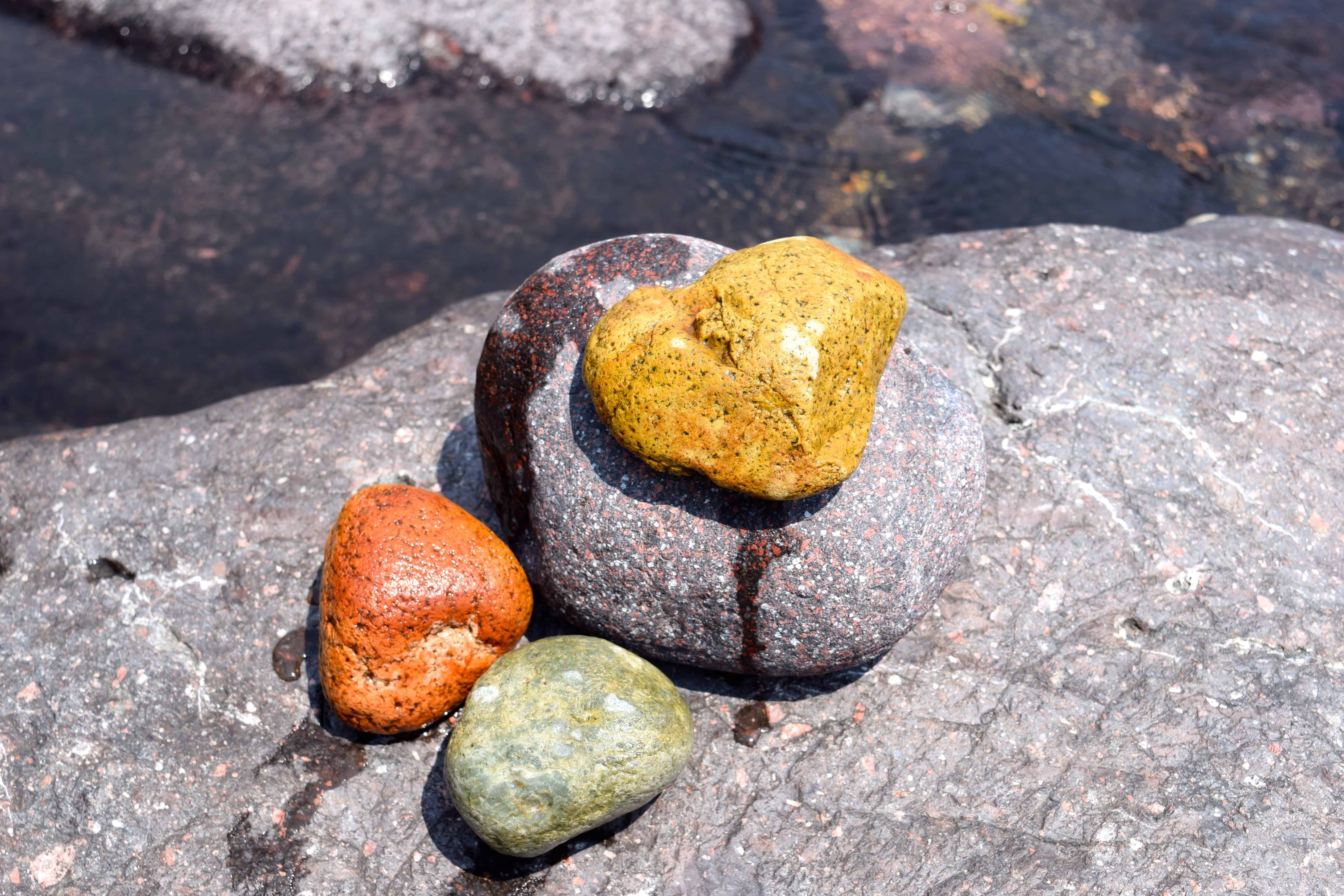 Stones de. Камни в природе. Квадратный камень в природе. Необычные камни в природе. Минералы камни.