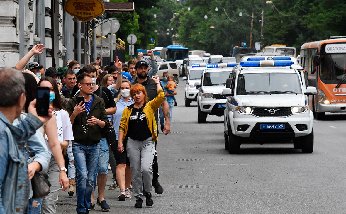 Машины полиции сопровождают участников несанкционированной акции в поддержку арестованного губернатора Хабаровского края Сергея Фургала