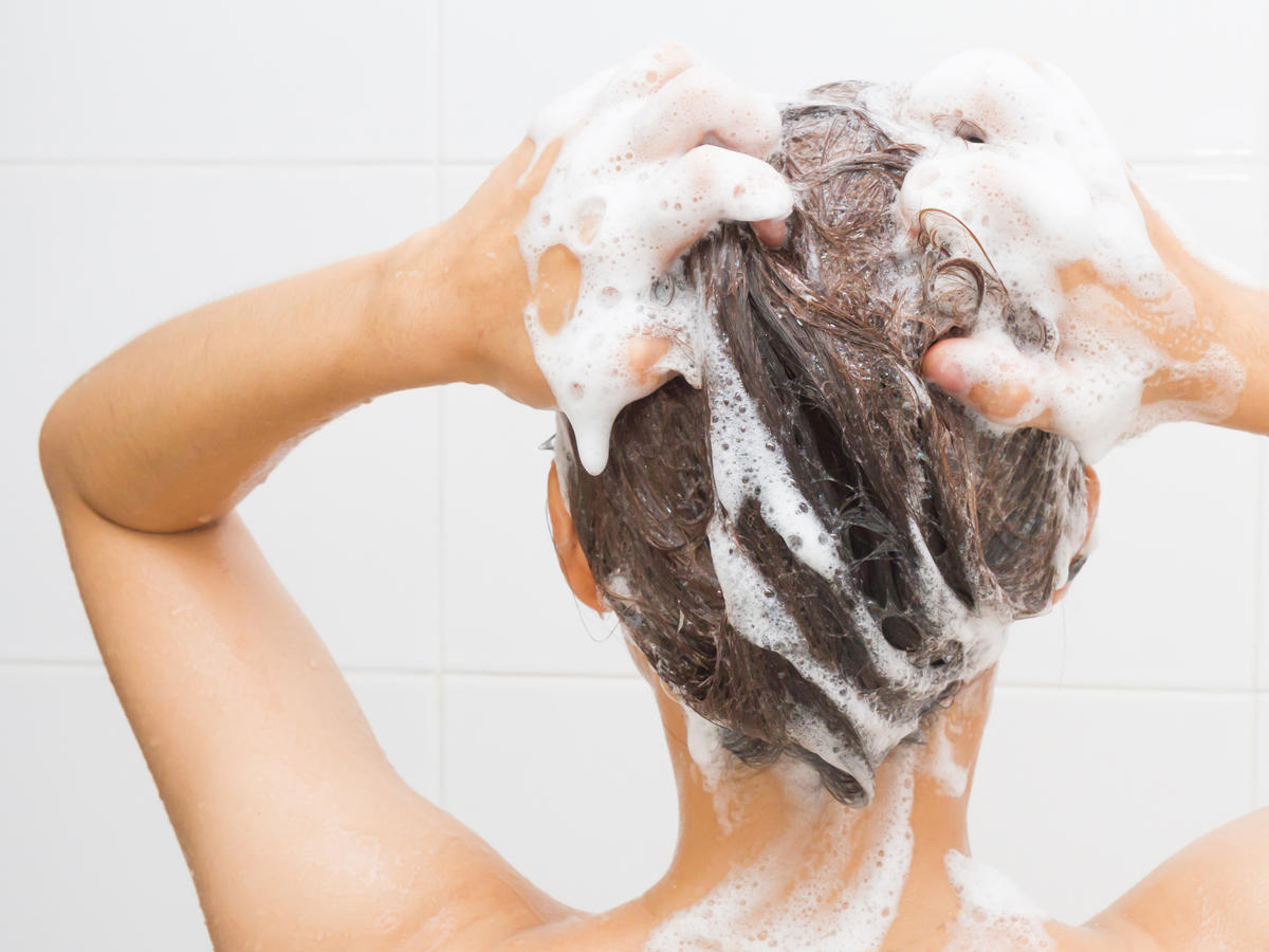 Как помыть волосы самой себе