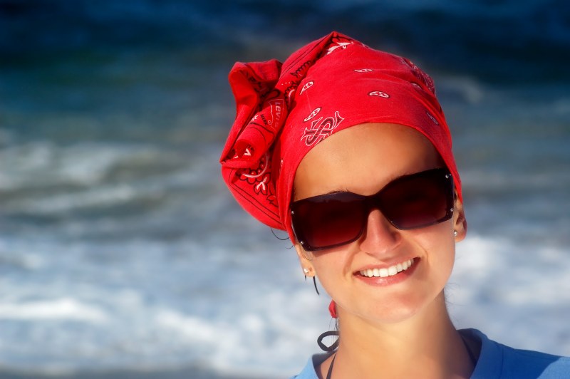 Платок от солнца. Платок на голову. Платок на голову на пляж. Платок на голову на мор. Головной убор на море.