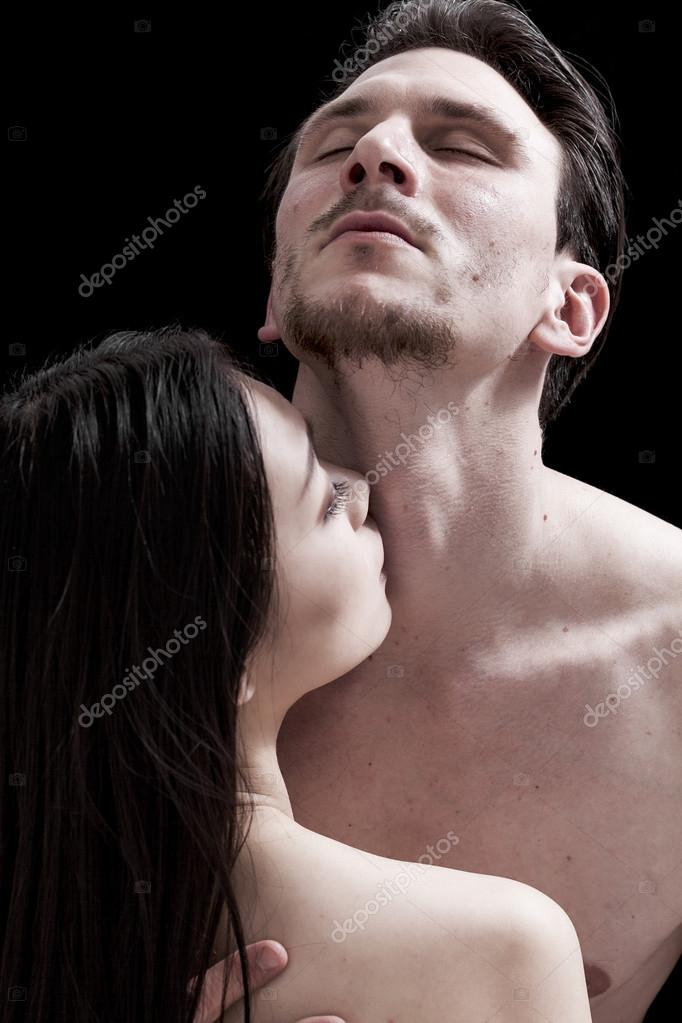 Если мужчина целует шею нюхает волосы что это значит