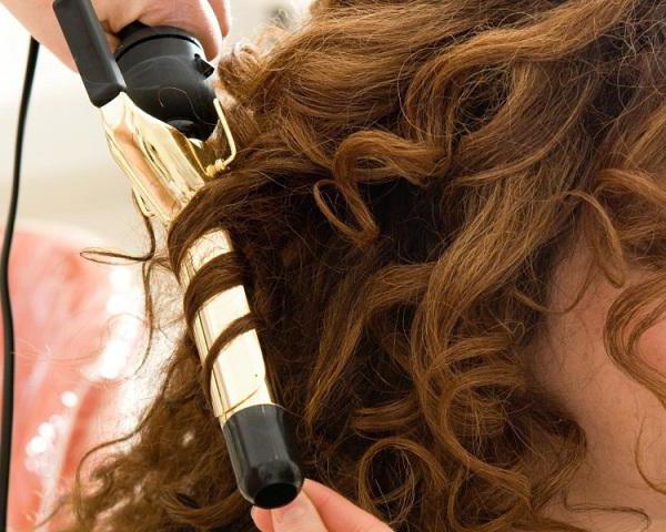 Прическа на среднюю длину волос при помощи щипцов