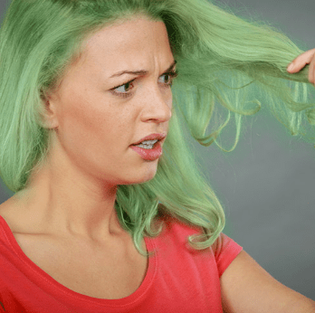 Зеленые волосы после окрашивания у девушки